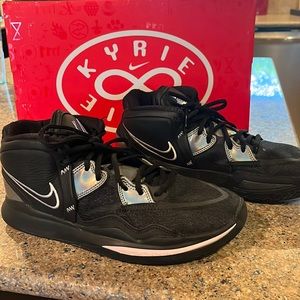 Kyrie Infinity Men’s 9.5 Excellent Condition